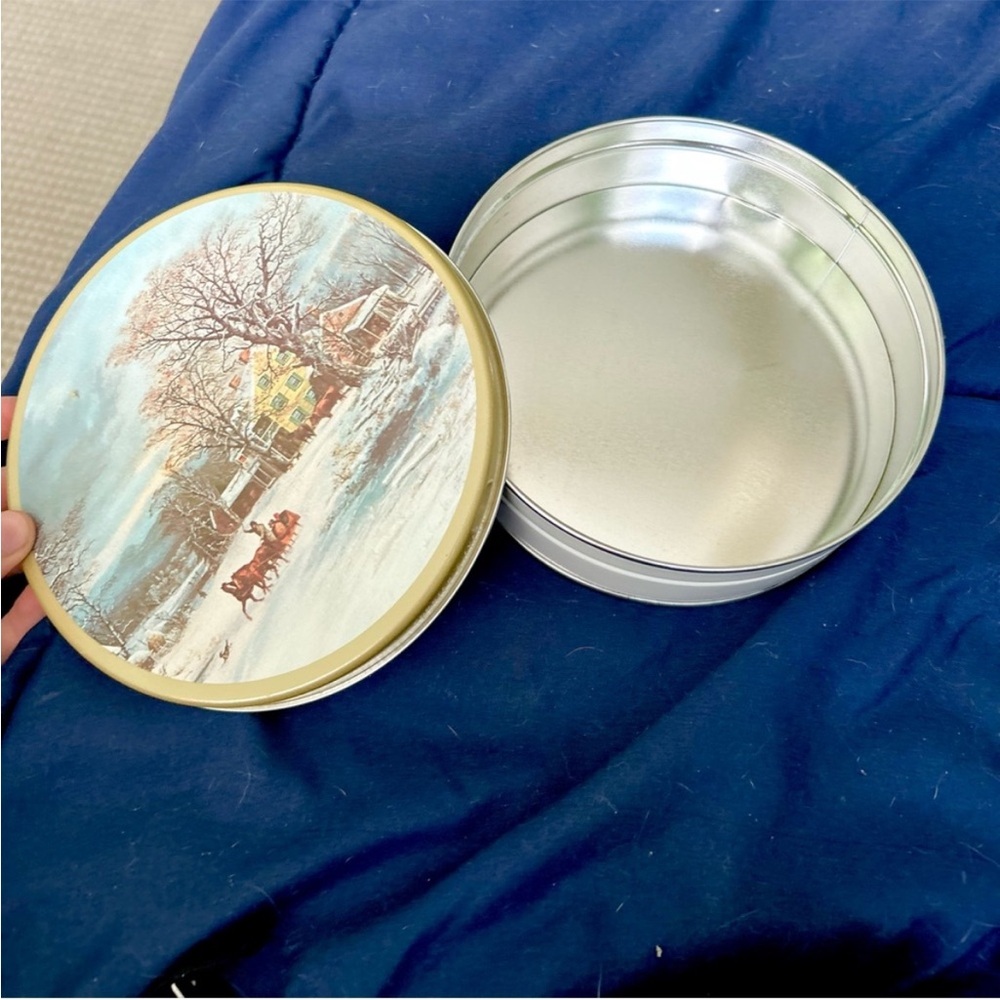 VTG Colonial Snow Winter Town Rustic Village Countryside Decorative Tin Box - Picture 4 of 8